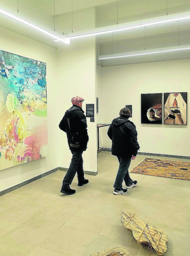 Dos visitantes en el Centro de Arte Contemporáneo.