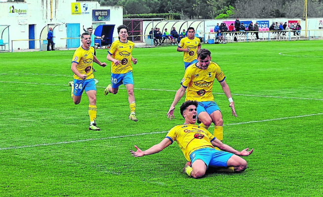 Los amarillos celebran el segundo gol de Marc Prat ante el filial de la SD Huesca.