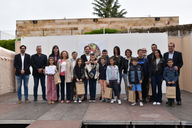 Autoridades y organizadores con los ganadores de los Premios Arteria Escolar