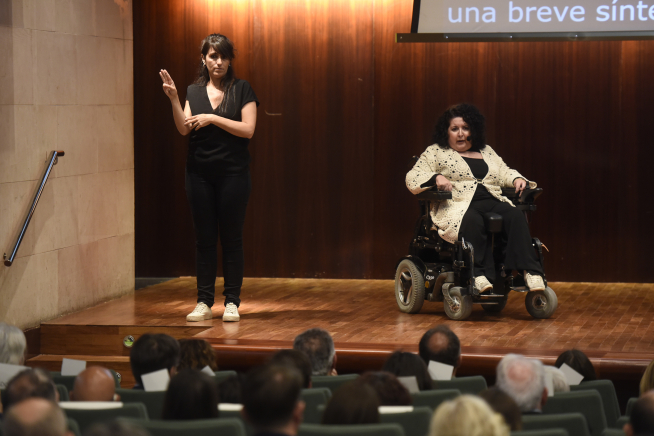 La ponente invitada, Elena López Aso (Premio Cadis 2014), durante su intervención en el acto de entrega de los galardones.