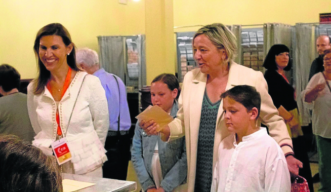 Jara Bernués y Natalia Lascorz, alcaldable de Cs-Tú Aragón, que votó en el Casino.