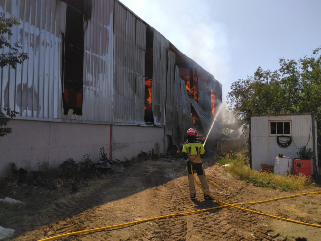 Un efectivo del cuerpo de bomberos de la DPH durante las labores de extinción del fuego.
