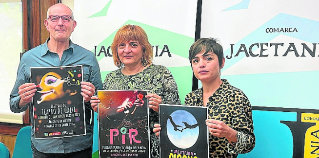 Abel Blasco, Montse Castán y Elena López, en la sede comarcal de Jaca, muestran los carteles de los tres festivales veraniegos.
