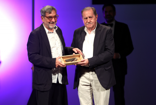 Luis Artero (derecha) entregó el Premio Pepe Escriche a Bernardo Bergeret.