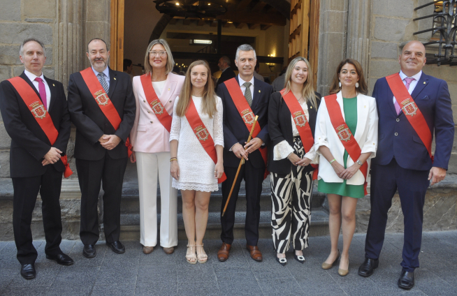 Foto de los concejales del PP, Aragoneses y Vox, que podrían conformar el nuevo equipo de gobierno, a la espera de la posible entrada del PAR.