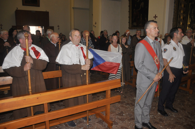 Los romeros y el alcalde, dentro de la iglesia de las Benedictinas.