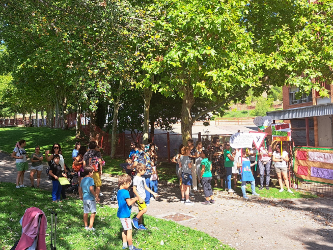 Concentración frente al colegio Montecorona de Sabiñánigo.
