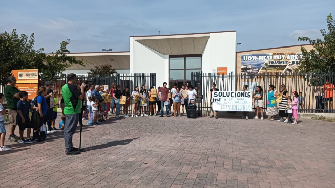 El CEIP María Moliner de Fraga también sacó sus pancartas para denunciar la falta de recursos del centro.