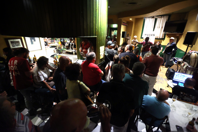 Mack McDonald entró en el Juan Sebastián Bar entre los vítores del público.