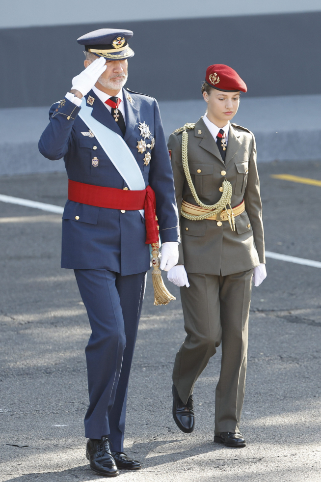 La princesa de Asturias, Leonor y el rey Felipe VI, en el desfile del Día de la Fiesta Nacional en Madrid.