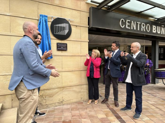 El nieto de Luis Buñuel ha descubierto la placa que nombra al Centro Buñuel Calanda como Tesoro de la Cultura Cinematográfica Europea.