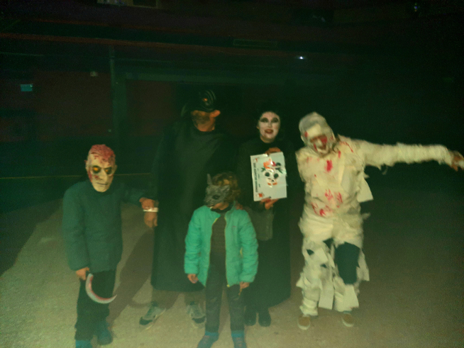 Familia ganadora de la gymkana de Graus por Halloween.