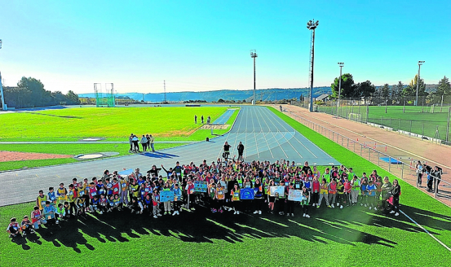 Celebración del Día Mundial de Infancia, ayer en las pistas municipales de atletismo de Barbastro.