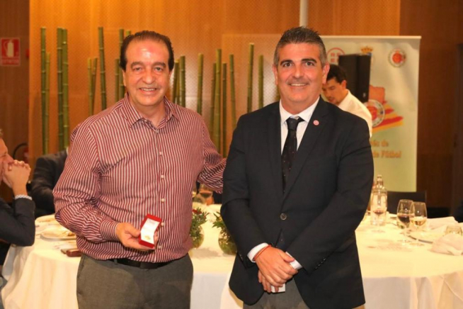 El técnico del Tamarite, Félix Jiménez, insignia de oro.