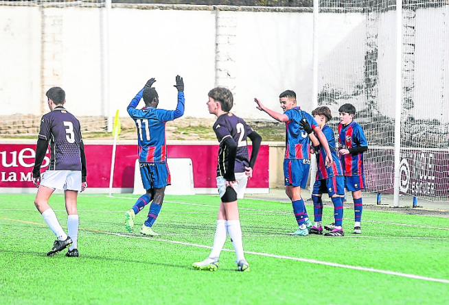 Los jugadores del Huesca celebran el tanto ante el Alcañiz.