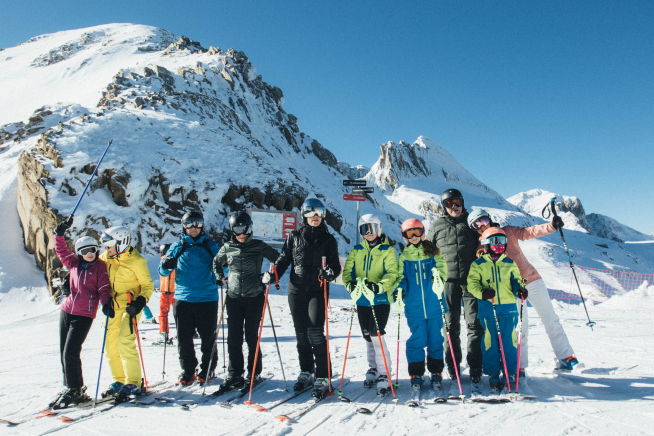 Un grupo de esquiadores, ayer en Candanchú.