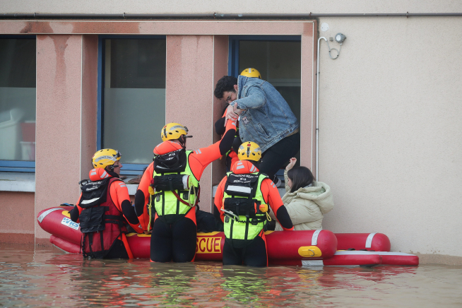 Servicios de emergencia rescatan a habitantes de Arques (Francia).  FRANCE FLOOD