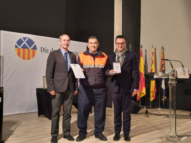 El presidente de la Agrupación de Protección Civil, José Antonio Sistac, en el centro, recibe el premio con Clavero y Vicente.