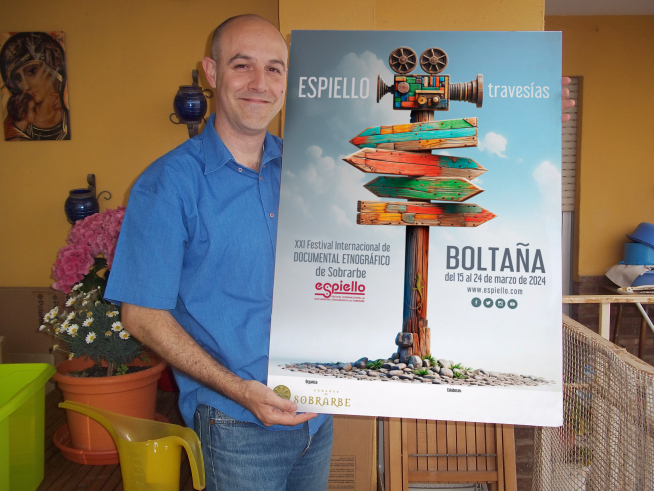 Juan Diego Ingelmo con el cartel, Comienzo, de laXXI edición de Espiello.