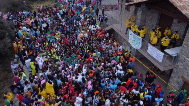 El carnaval de La Fueva se ha convertido en uno de los más concurridos de la comarca por su propuesta itinerante.