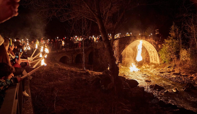 En Broto, el muñeco de Carnaval es colgado y quemado en el puente de viejo de Oto tras una comitiva fúnebre.