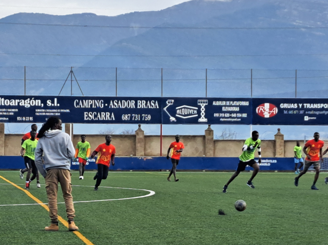 Los jueves juegan al fútbol dos horas en el campo Joaquín Ascaso de Sabiñánigo.