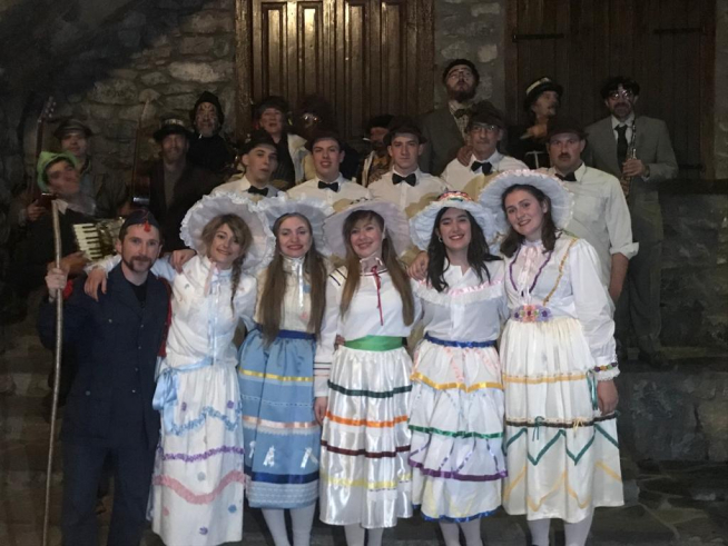 San Juan de Plan viste a sus mozas de tradición con trajes y sombreros muy originales y coloridos.