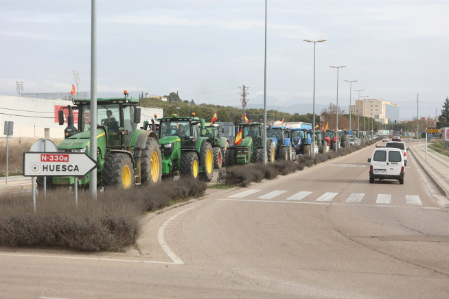 Tractores a su llegada a Huesca este jueves.