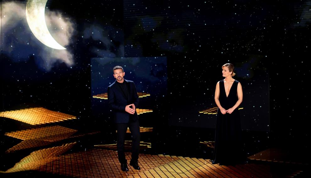 Antonio Banderas y María Casado presentaron la gala.