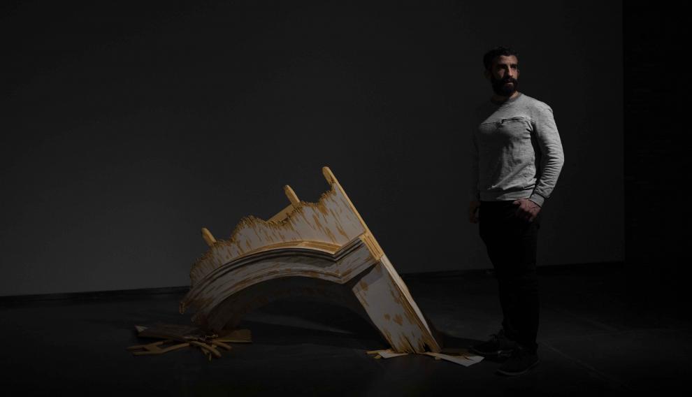 Antonio Fernández Alvira posa con su obra 'La dernière luer', que cierra la exposición.