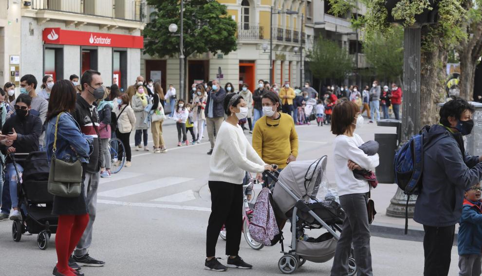 Grandes colas para entrar al recinto de la plaza de Navarra.