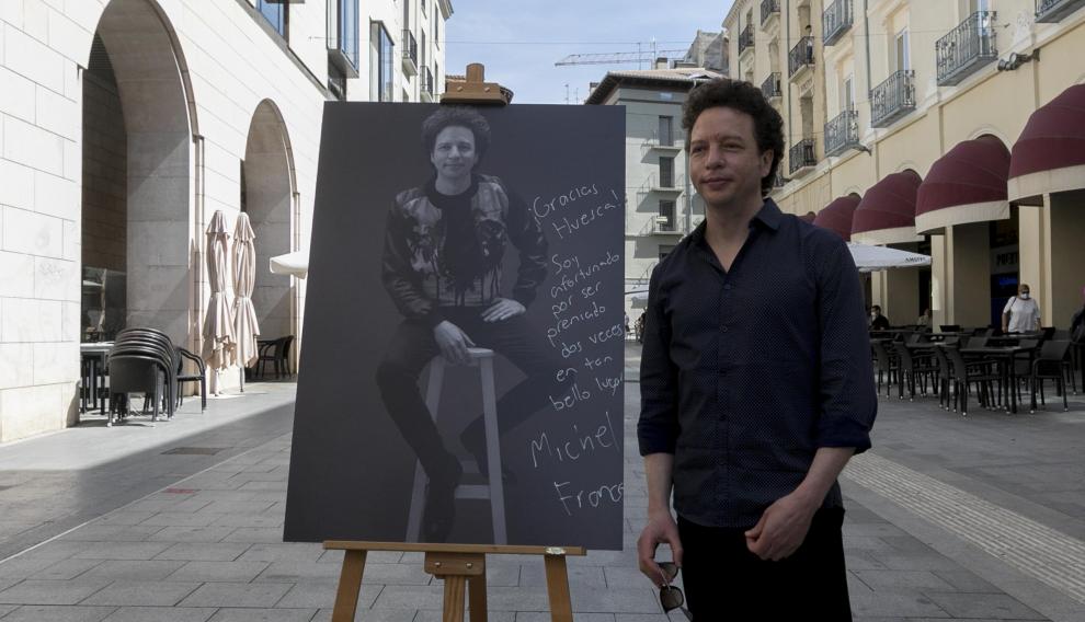 Michel Franco firmó su retrato en los Porches de Galicia.