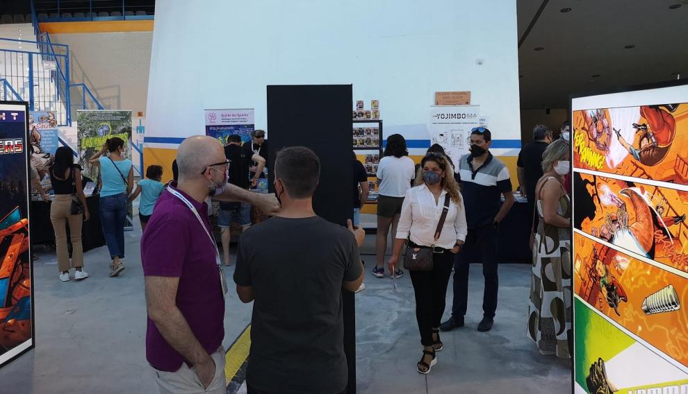 El Pabellón de Hielo de Jaca se ha llenado de ambiente durante la primera jornada del Salón.