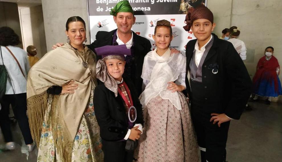 Roberto Ciria (centro), junto a sus alumnos Sheila Gavín, Daniel Corvest, Laura y Fran Clavería.