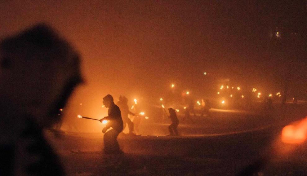 Candanchú, con 22 kilómetros esquiables, celebró ayer la tradicional Bajada de Antorchas.