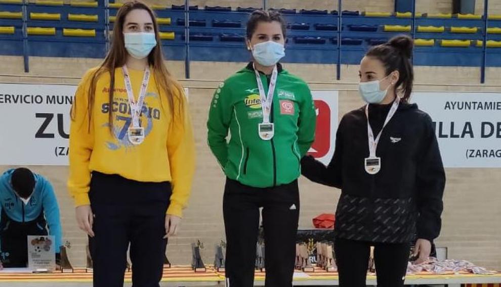 Eva Rico, primera, y Laura Cortés, tercera, en el regional de marcha absoluto.