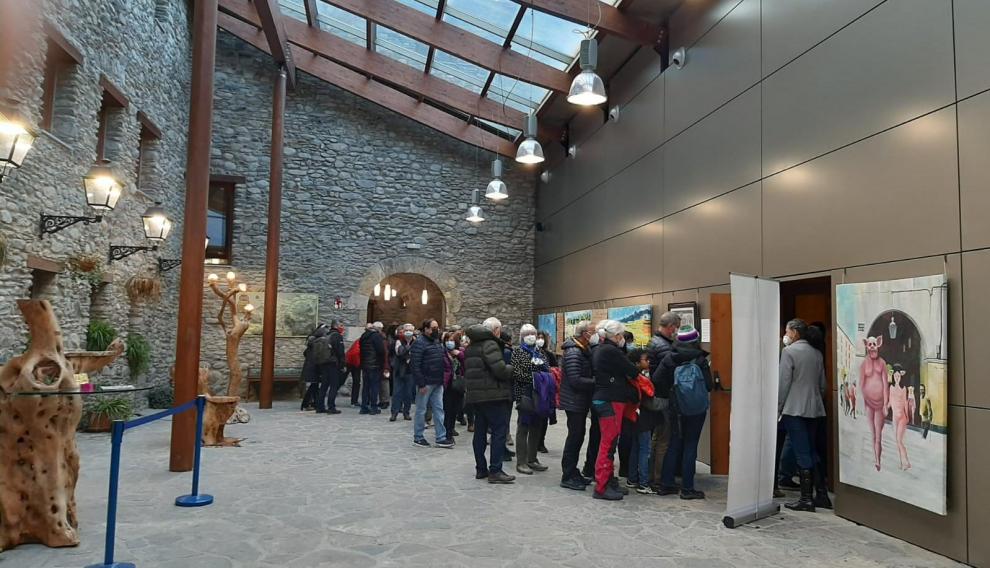 Colas en la Oficina de Turismo de Benasque, en el Palacio de los Condes de Ribagorza.