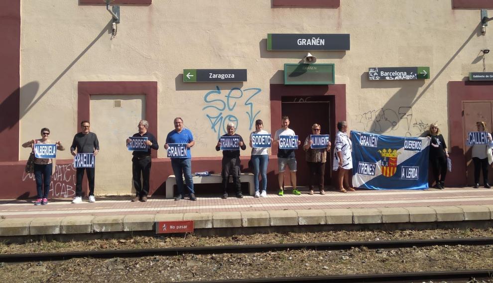 Concentración en la estación de Grañén, este domingo.