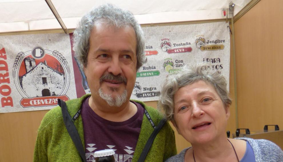 Felipe Esteban y Menchu Ríos, con las cervezas Borda en la Feria de Otoño de Biescas.