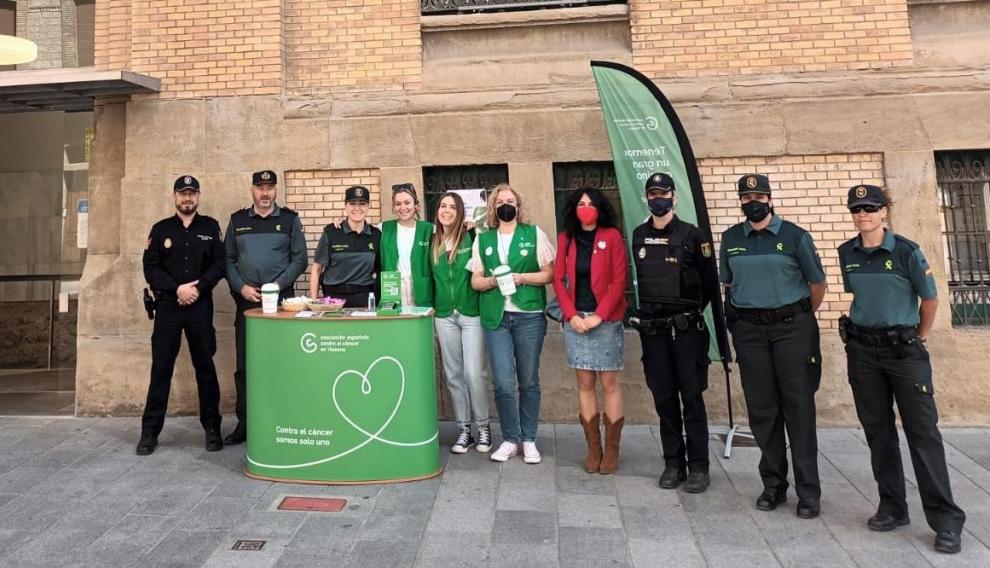 Policías y guardias civiles, ante la sede de la Comarca de la Hoya.