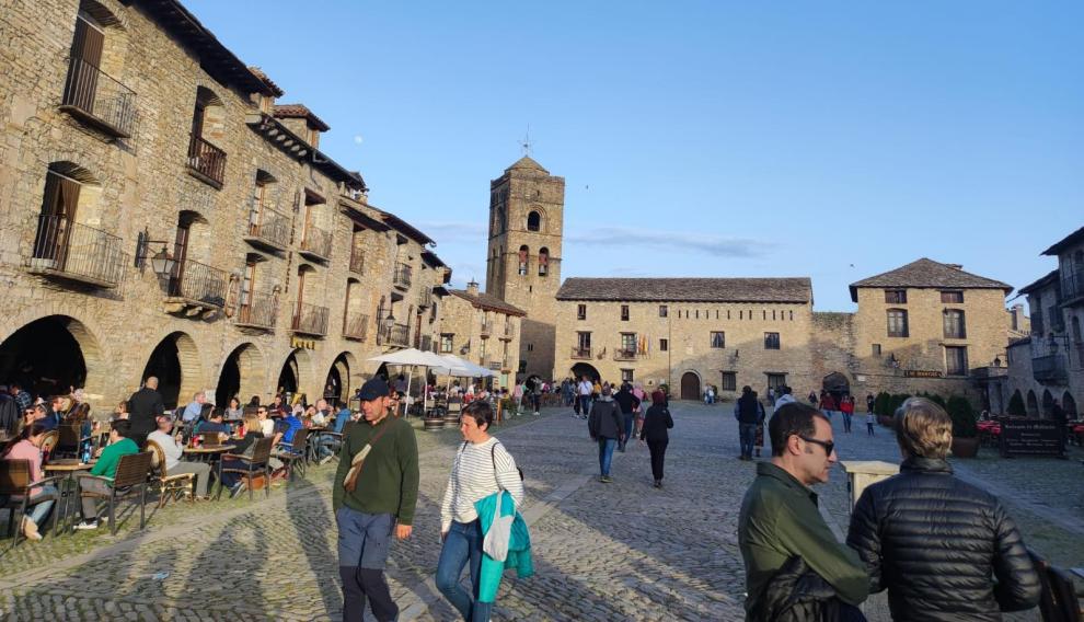 Ambiente en la plaza Mayor de Aínsa.