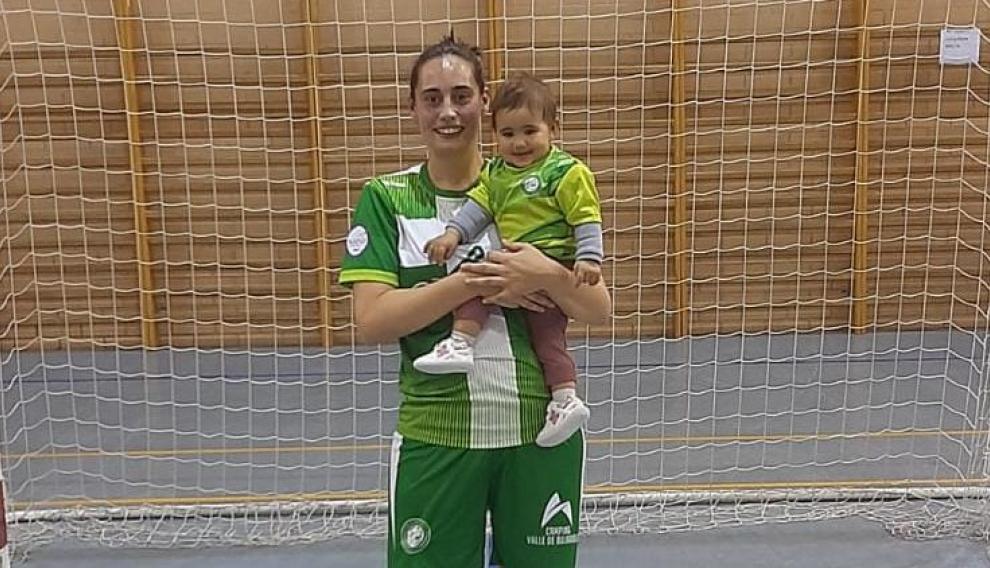 Mónica Giménez, orgullosa mamá con su hija en la pista.
