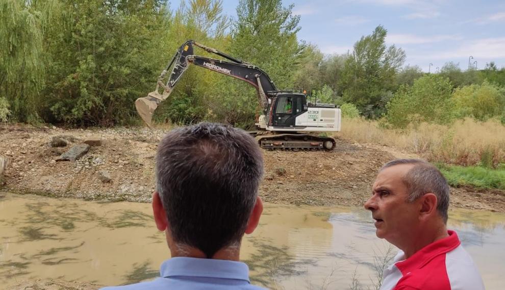 Imagen de una de las palas excavadoras que está trabajando en las obras del canal.