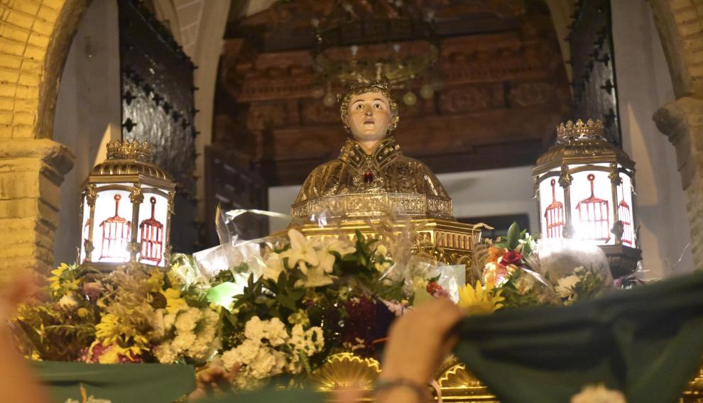 Los oscenses, con las pañoletas en alto, han cantado el himno de la despedida al santo.