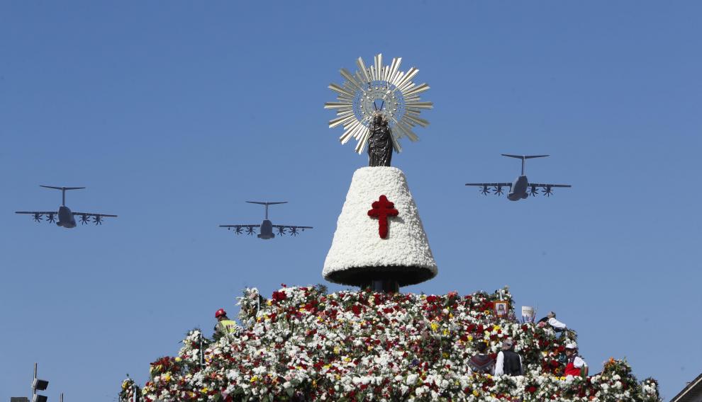 Aviones Airbus A-400M de la Fuerza Aérea Española, durante la ofrenda de flores a la Virgen del Pilar.