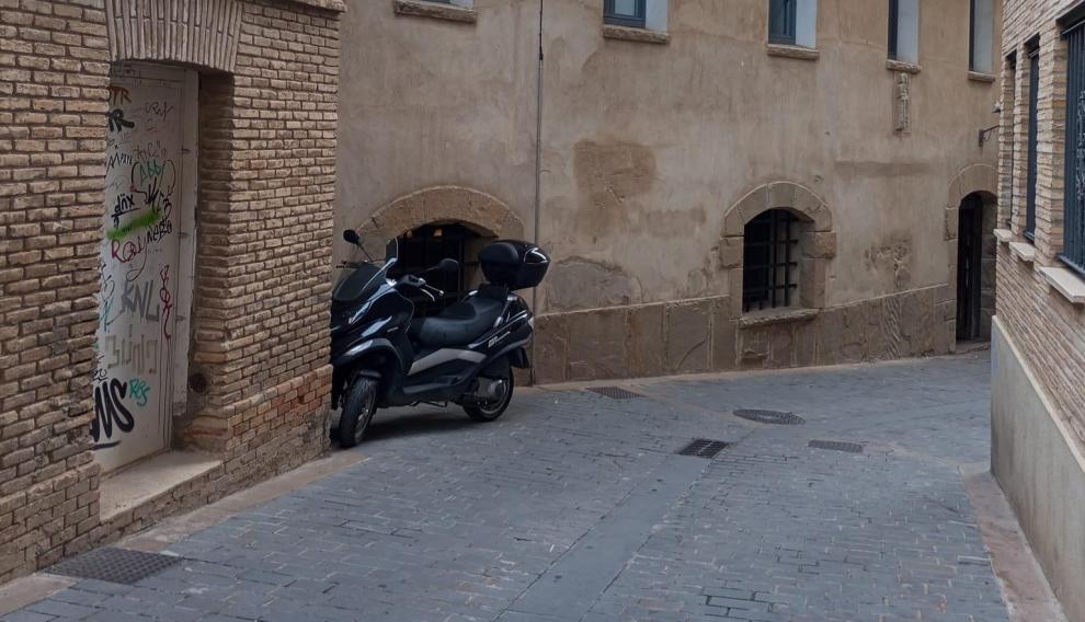 Es habitual ver alguna moto o bicicleta aparcada que dificulta la entrada a los garajes.