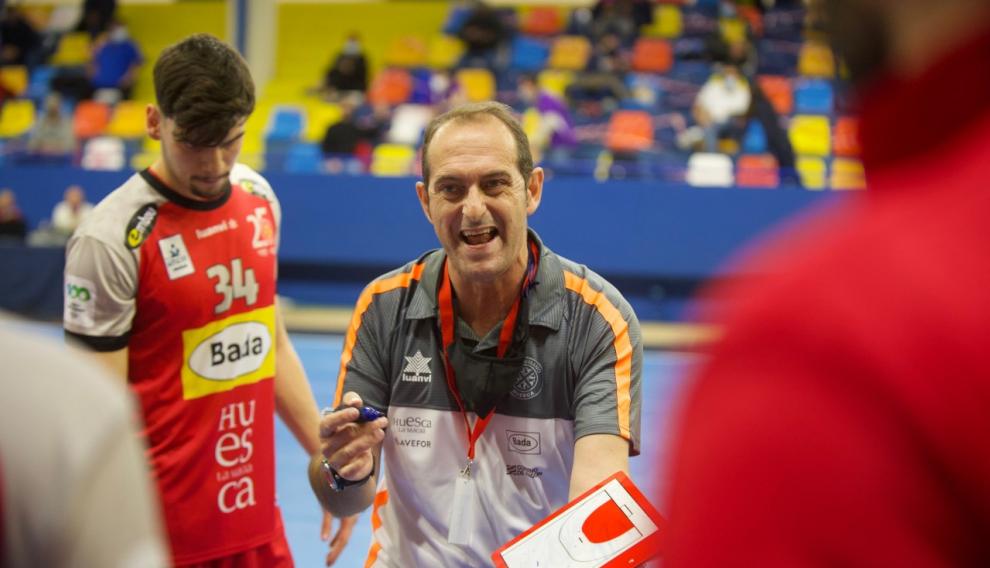 José Nolasco da instrucciones a su equipo durante un tiempo muerto en Guadalajara.