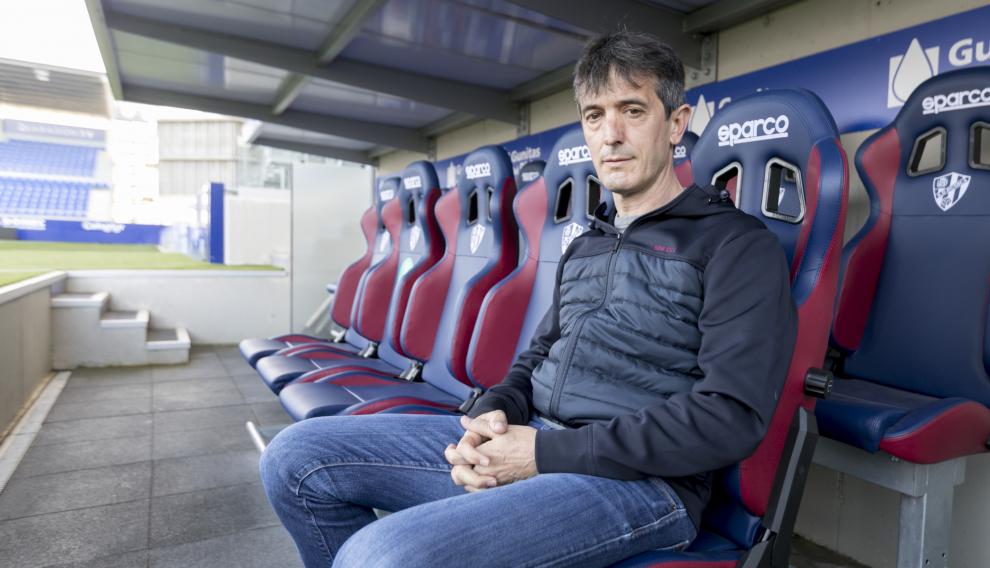 Pacheta, entrenador de la SD Huesca, en el Alcoraz / 23-02-2021 / Foto Rafael Gobantes
