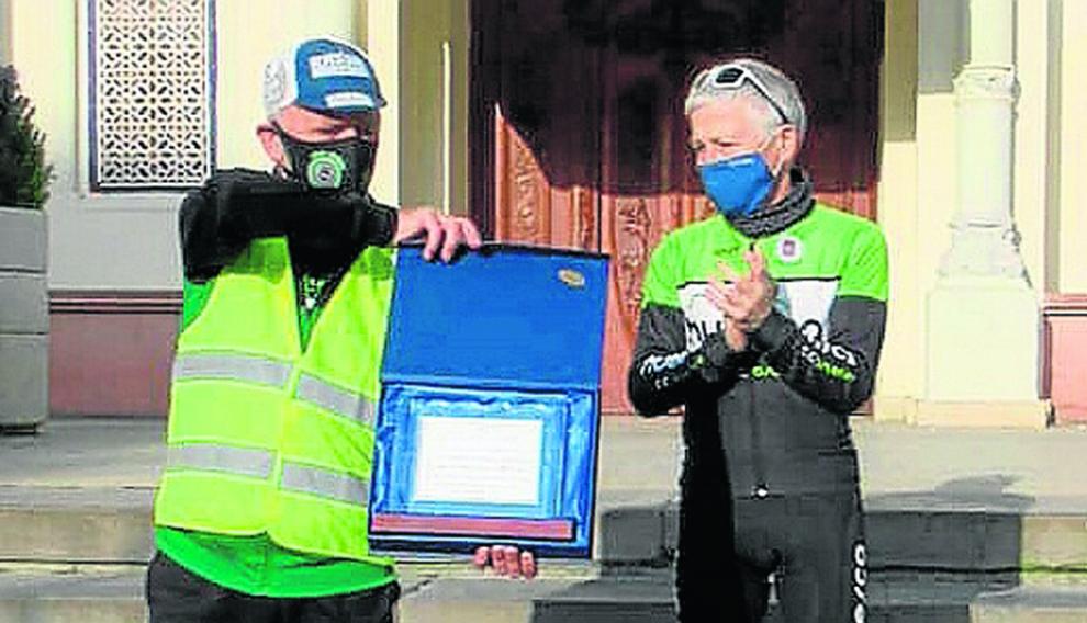 Miguel Ángel Romero recibió un homenaje por parte del Club Ciclista Oscense, que reconoció su trayectoria.