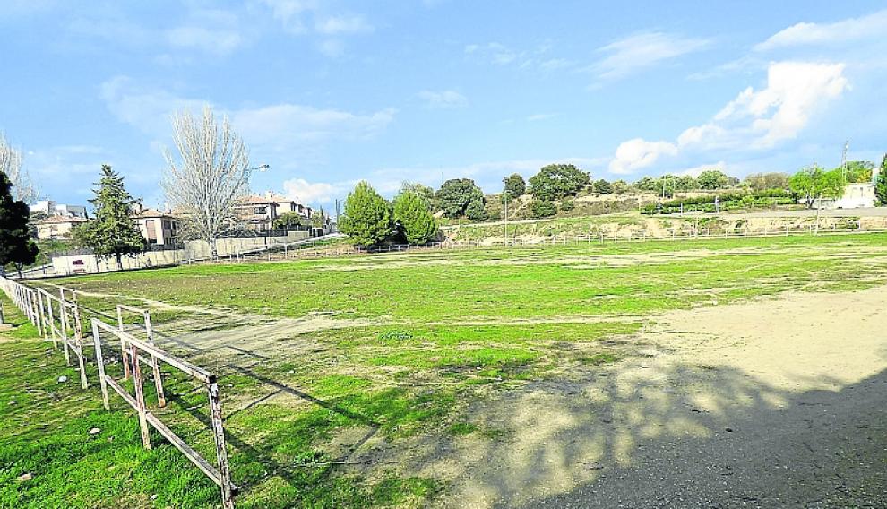 El campo exterior de tierra será asfaltado y su superficie se utilizará como aparcamiento.